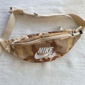 NIKE FANNYPACK / CROSSBODY - ONE SIZE